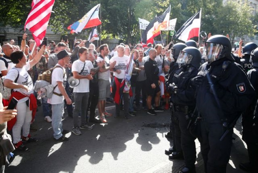 Κορωνοϊός: Η αστυνομία διέλυσε διαδήλωση συνωμοσιολόγων στο Βερολίνο – Δεν τηρούσαν τα μέτρα προστασίας