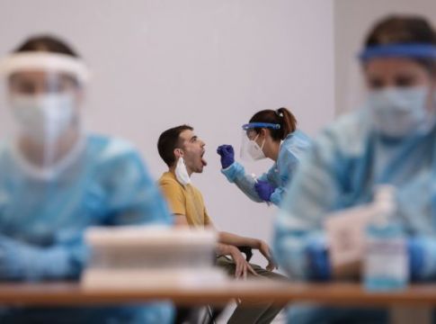Ο κορωνοϊός «σαρώνει» τις νεαρές ηλικίες : Από 18 έως 39 ετών τα μισά κρούσματα – SOS για τις ΜΕΘ