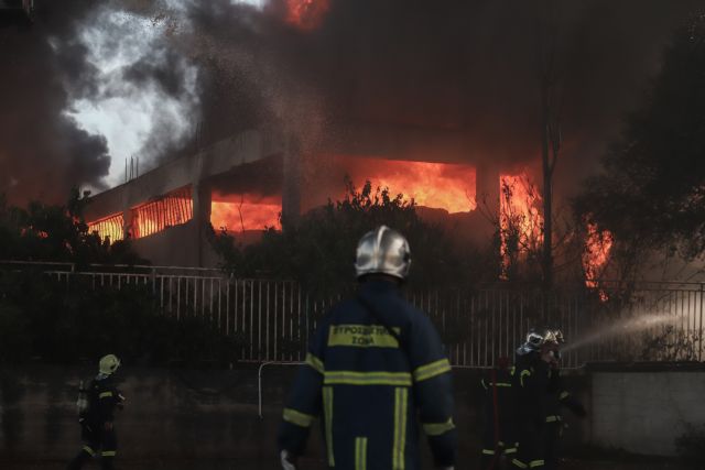 Ολονύκτια μάχη με τις φλόγες στη Μεταμόρφωση – Συναγερμός για τις τοξικές ουσίες