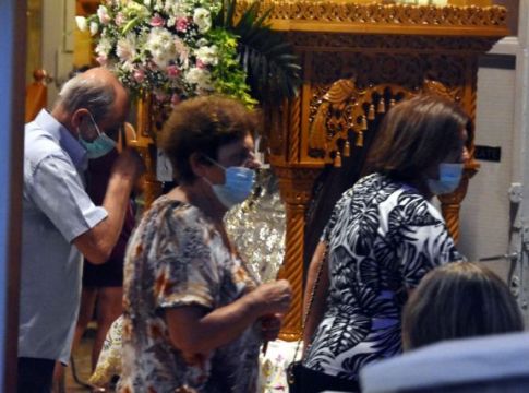 Κορωνοϊός : Παρατείνονται οι περιορισμοί στις εκκλησίες – Τα μέτρα που ισχύουν