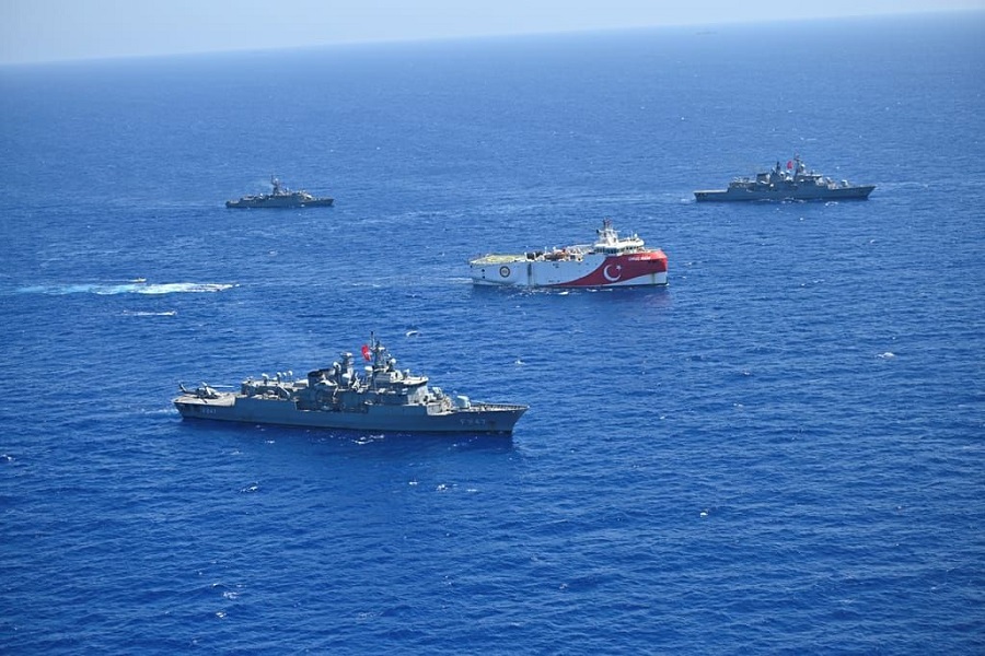 Τουρκική προπαγάνδα : Νέες φωτογραφίες με τα πολεμικά πλοία που συνοδεύουν το Oruc Reis