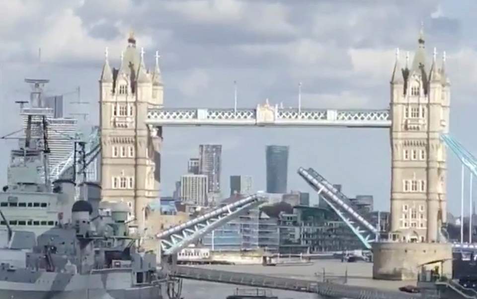 Ασυνήθιστο θέαμα : Κόλλησε η Γέφυρα του Λονδίνου