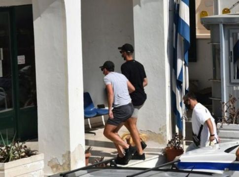 Η στιγμή που ο Μαγκουάιρ οδηγείται στον Εισαγγελέα Σύρου (pics & vid)