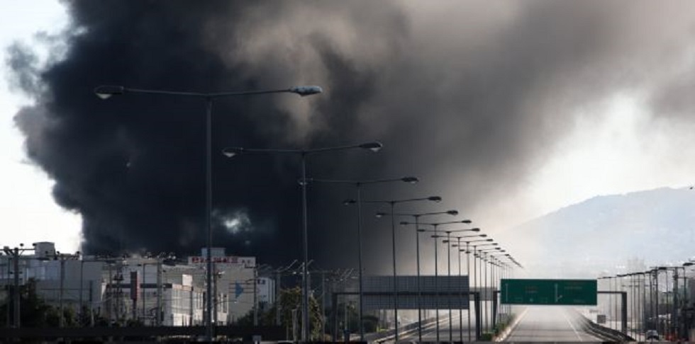Μαίνεται η φωτιά στο εργοστάσιο πλαστικών: Καπνοί έχουν «πνίξει» τη Μεταμόρφωση – Κλειστή η Αθηνών-Λαμίας