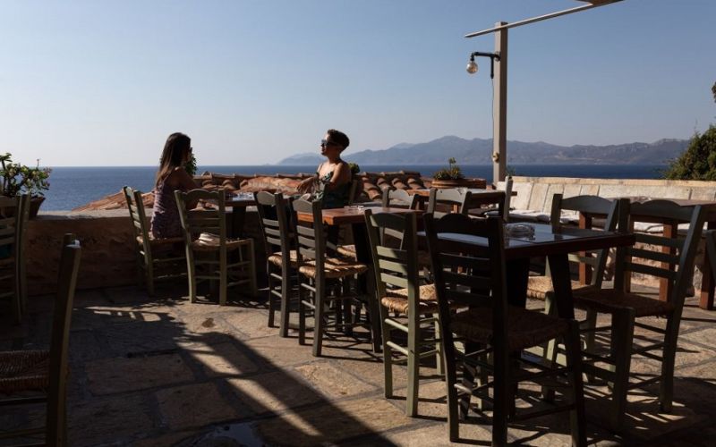 Τουρισμός : Αγώνας για να σωθεί ο Αύγουστος – Οι ξενοδόχοι προχωρούν σε μειώσεις τιμών και πακέτα προσφορών