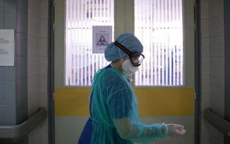 Κορωνοϊός : «Χάθηκαν» 100 ημέρες και η Ελλάδα μπαίνει σε «κόκκινο συναγερμό» – Τι συστήνουν οι γιατροί