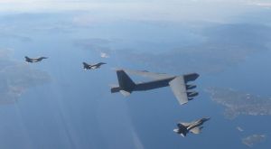 Eλληνικά μαχητικά F-16 συνόδεψαν αμερικανικό βομβαρδιστικό B-52 (pics)