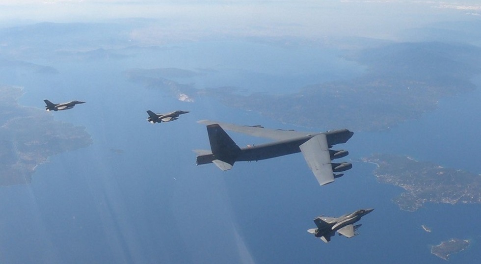 Eλληνικά μαχητικά F-16 συνόδεψαν αμερικανικό βομβαρδιστικό B-52 (pics)