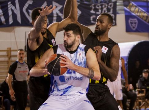 Λάρισα : Κοιτάει και τον Κώττα