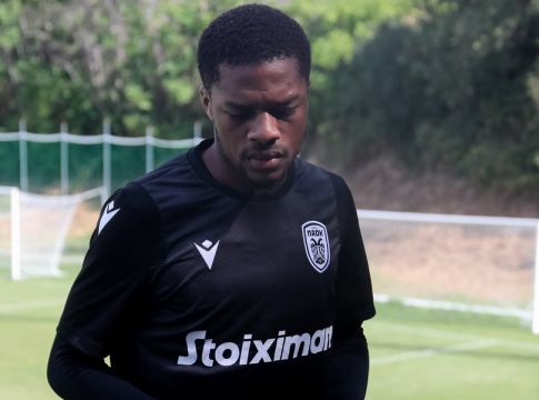 «Εμφύλιος» στην Πόλη για τον Τσούμπα Άκπομ