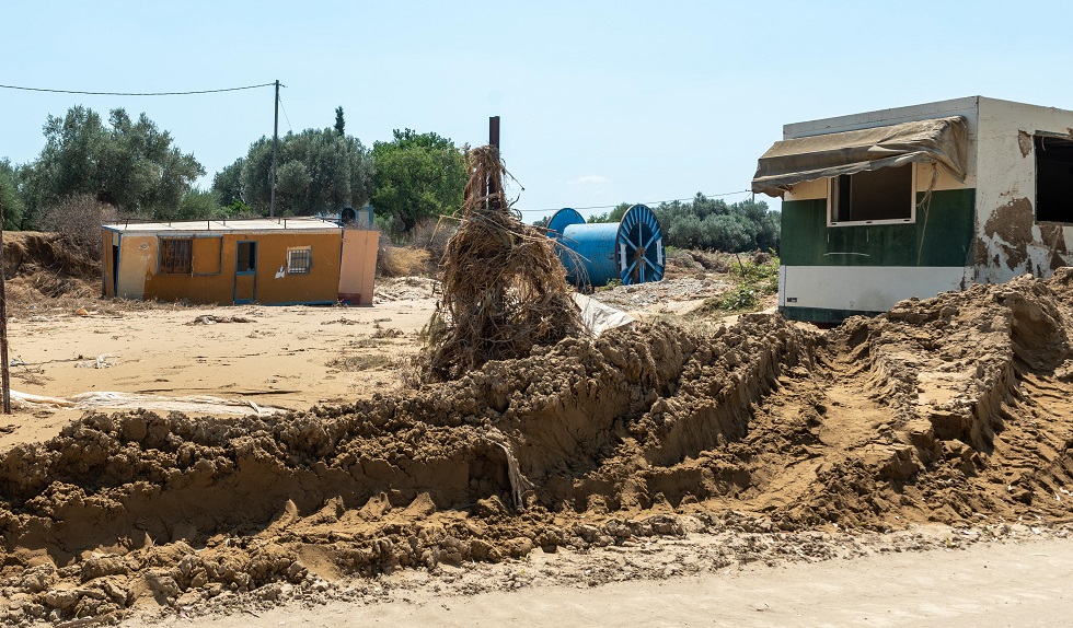 Συνεχίζεται η μάχη με τις λάσπες για τους κατοίκους της Εύβοιας