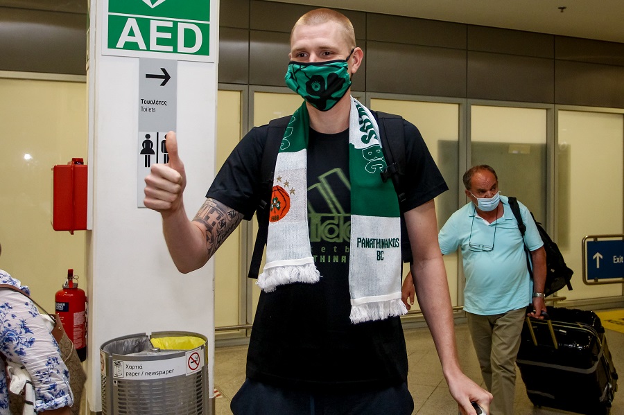 Έφτασε στην Αθήνα ο Ουάιτ : «Ενθουσιασμένος που θα φορέσω τα πράσινα» (pics)