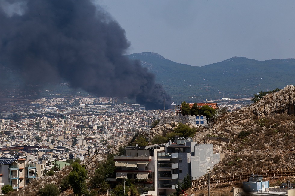 Μεταμόρφωση : Το μήνυμα του 112 για την φωτιά – «Κλείστε πόρτες και παράθυρα, επικίνδυνοι καπνοί»