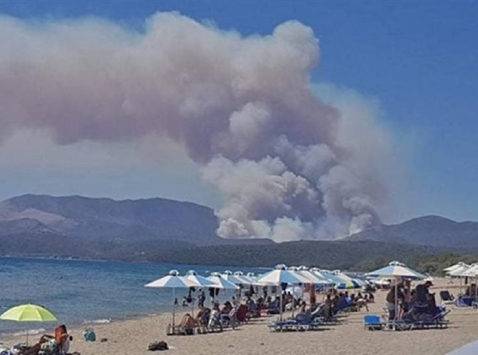 Φωτιά στη Μάνη : Συνεχίζεται και σήμερα η μάχη με τις φλόγες – Ξεκίνησαν ρίψεις τα εναέρια μέσα