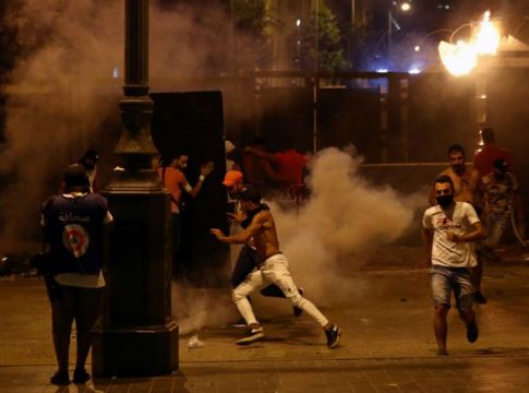 Η Βηρυτός βράζει : Δεύτερη νύχτα οργής – Σφοδρές οδομαχίες διαδηλωτών και αστυνομίας