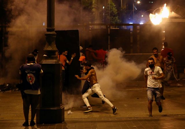 Η Βηρυτός βράζει : Δεύτερη νύχτα οργής – Σφοδρές οδομαχίες διαδηλωτών και αστυνομίας