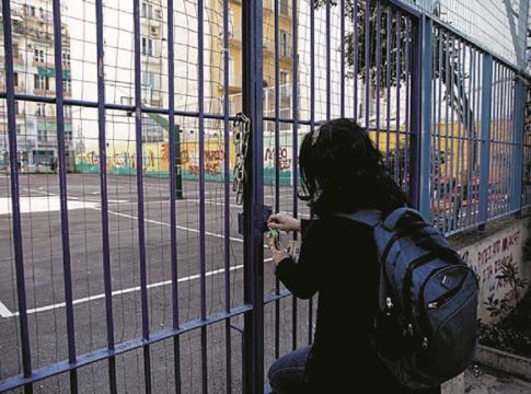 «Σπαζοκεφαλιά» η επαναλειτουργία των σχολείων – Οι φόβοι των ειδικών και τα σενάρια για Γενάρη