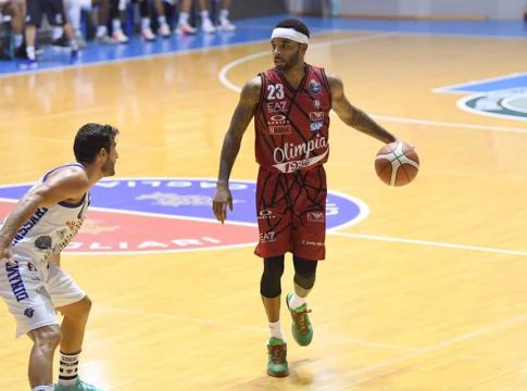 Θετικό ντεμπούτο της Αρμάνι με «clutch» Ντιλέινι