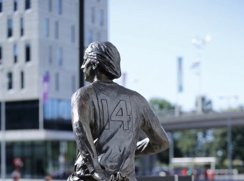 Αγιαξ : Παρουσιάστηκε το άγαλμα του Κρόιφ έξω από το γήπεδο (pic)