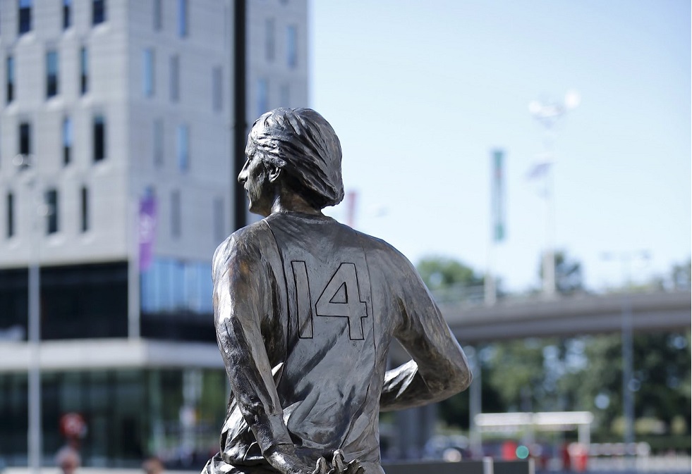 Αγιαξ : Παρουσιάστηκε το άγαλμα του Κρόιφ έξω από το γήπεδο (pic)