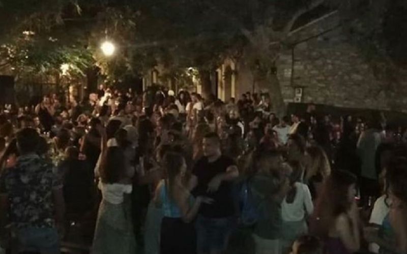 Κορωνοϊός : Στην Ικαρία «έσπασαν» τα μέτρα – Πανηγύρι, συνωστισμός και χοροί παρά τις απαγορεύσεις