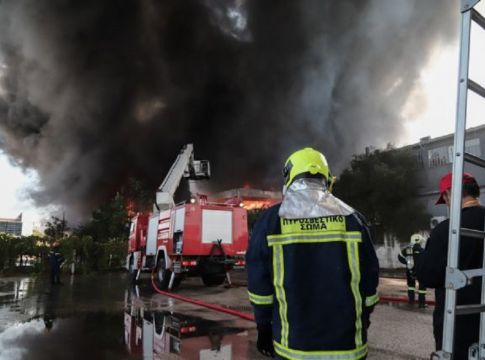 Μεταμόρφωση : Μαίνεται η πυρκαγιά σε εργοστάσιο πλαστικών – Προβληματισμός για το τοξικό νέφος