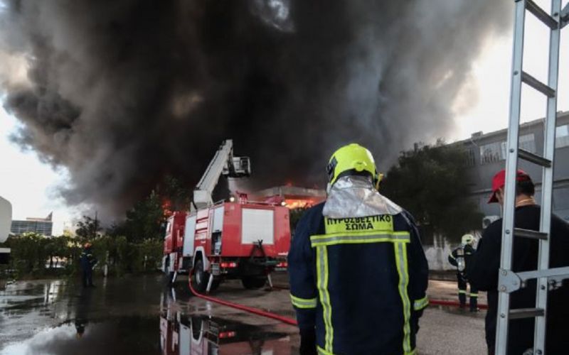 Μεταμόρφωση : Μαίνεται η πυρκαγιά σε εργοστάσιο πλαστικών – Προβληματισμός για το τοξικό νέφος