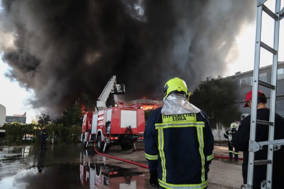 Μεταμόρφωση : Μαίνεται η πυρκαγιά σε εργοστάσιο πλαστικών – Προβληματισμός για το τοξικό νέφος