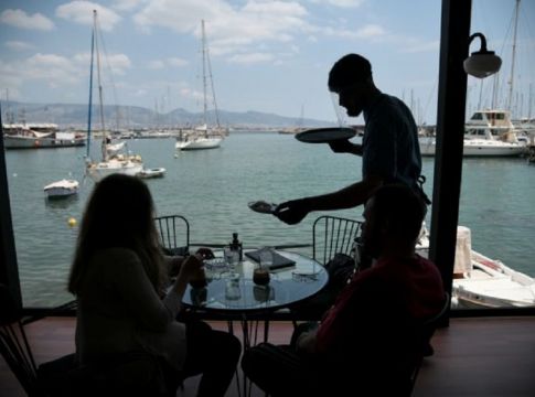 Κορωνοϊός : «Βροχή» τα πρόστιμα για μάσκες και παραβάσεις σε καταστήματα