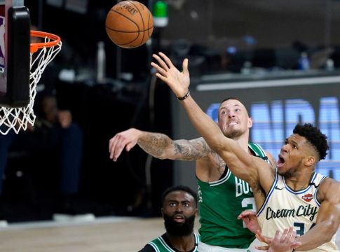 Σαρωτικός Αντετοκούνμπο, οι Μπακς 119-112 τους Σέλτικς (vid)