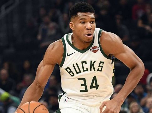 Ο Αντετονκούμπο άρχισε την preseason με «double double» (vid)