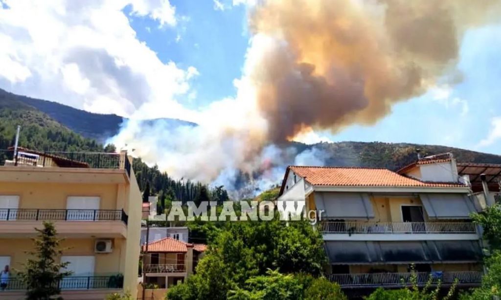 Σε εξέλιξη η πυρκαγιά κοντά σε σπίτια στην Αταλάντη