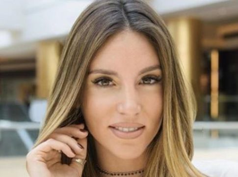 Η Αθηνά Οικονομάκου ποζάρει topless και με τροπικό μαύρισμα (pic)