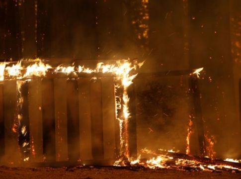 Έξι νεκροί και χιλιάδες εκτοπισμένοι από τις πυρκαγιές στην Καλιφόρνια (pics)