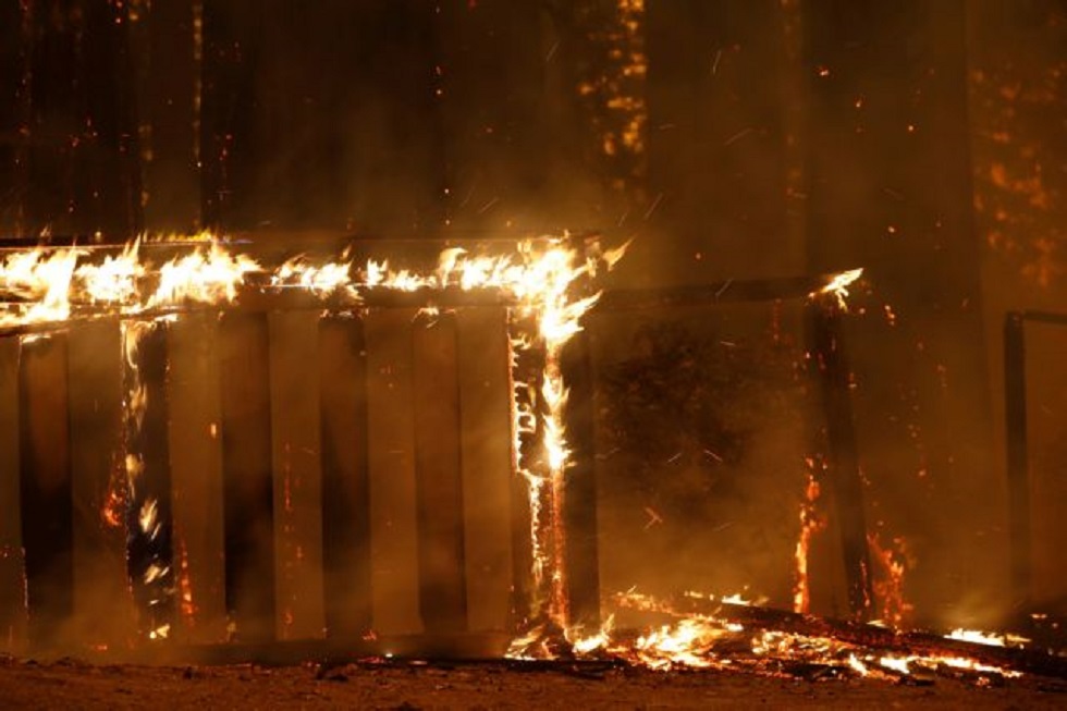 Έξι νεκροί και χιλιάδες εκτοπισμένοι από τις πυρκαγιές στην Καλιφόρνια (pics)