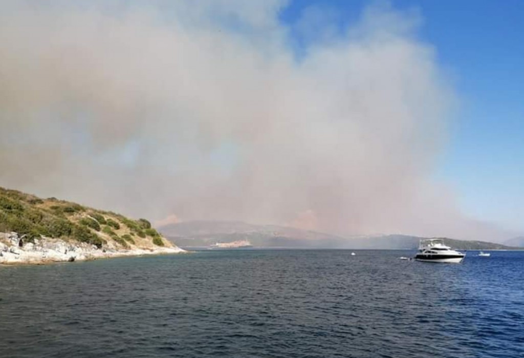 Αγωνία στην Κέρκυρα : Σκάφη του λιμενικού απομακρύνουν λουόμενους – Σε εξέλιξη η φωτιά στον Αγιο Στέφανο