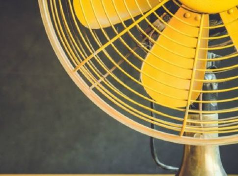 Το πανέξυπνο κόλπο που θα κάνει τον ανεμιστήρα σας να λειτουργεί σαν κλιματιστικό!