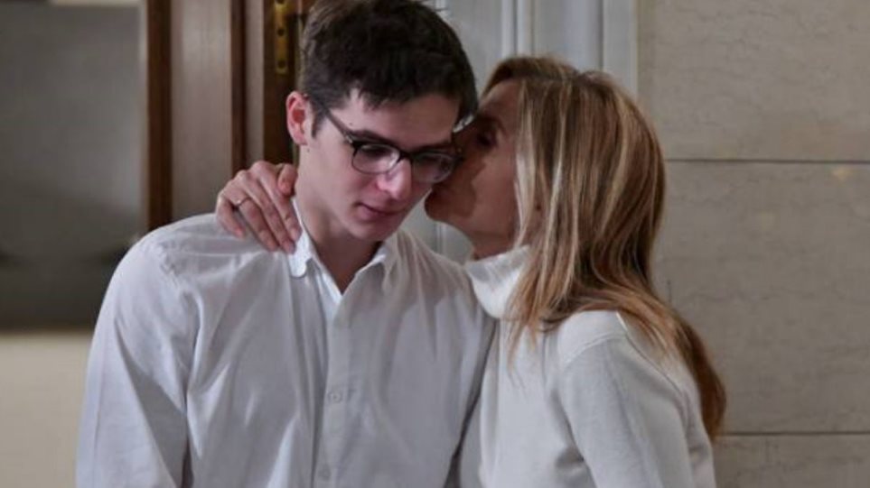 Μαρέβα Μητσοτάκη : Το τρυφερό φιλί στον γιο της, Κωνσταντίνο και οι ευχές για τα γενέθλιά του