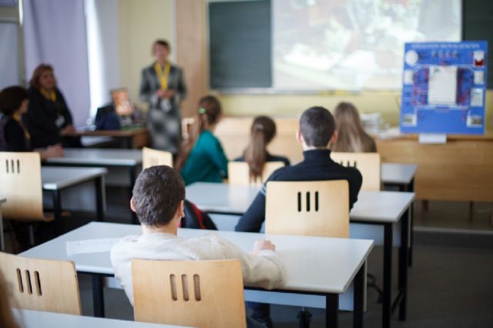 Κορωνοϊός : Τελικά πόσο ασφαλής είναι μία τάξη με 15 μαθητές; Ο Μαγιορκίνης εξηγεί