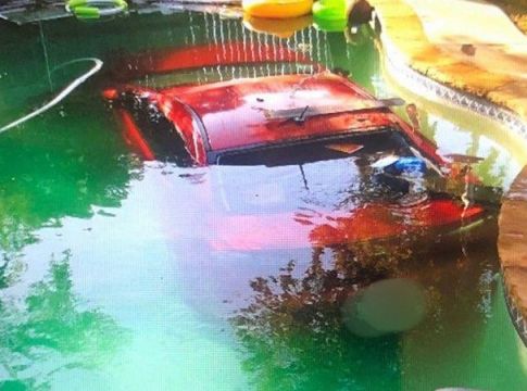 Mέθυσε και έπεσε με το αυτοκίνητό του στην… πισίνα!