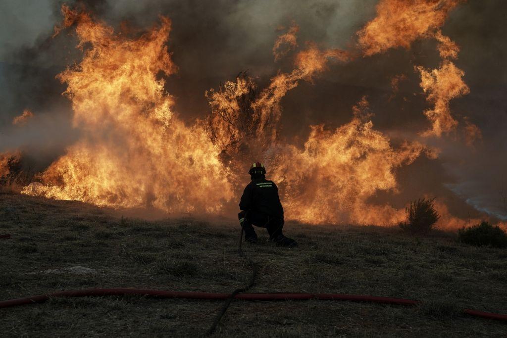 Φωτιά στην Τζια : Στη μάχη ελικόπτερα και επίγειες δυνάμεις