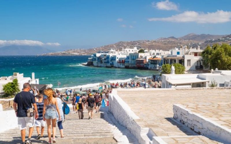 Σε ισχύ από σήμερα τα περιοριστικά μέτρα σε Μύκονο και Χαλκιδική