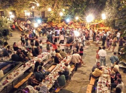 Κορωνοϊός : Πανηγύρια παρά την έξαρση κρουσμάτων – Τα δύο επικρατέστερα μέτρα ενόψει Δεκαπενταύγουστου