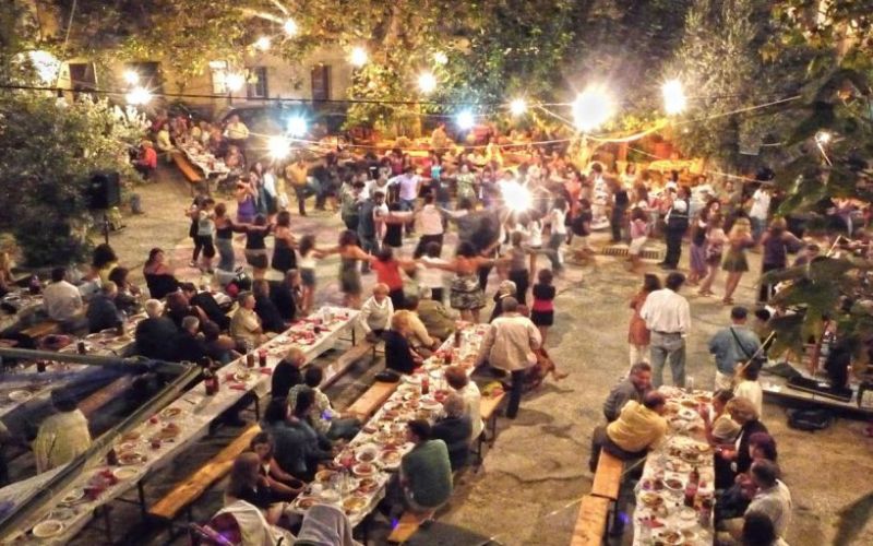 Κορωνοϊός : Πανηγύρια παρά την έξαρση κρουσμάτων – Τα δύο επικρατέστερα μέτρα ενόψει Δεκαπενταύγουστου