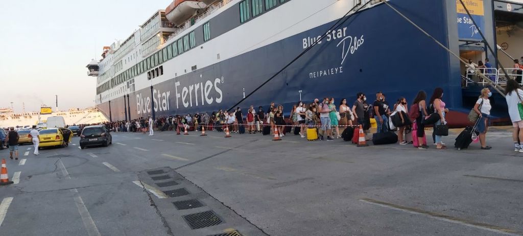 Ουρές στο λιμάνι του Πειραιά – Μάσκες και αποστάσεις εντός και εκτός πλοίου