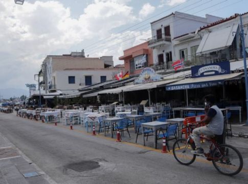 Κορωνοϊός – Πόρος : Κλειστά καταστήματα, μάσκες παντού, ελάχιστοι στους δρόμους