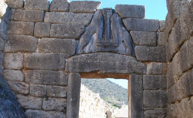 Φωτιά στον αρχαιολογικό χώρο των Μυκηνών – Απέναντι από τον τάφο του Αγαμέμνωνα