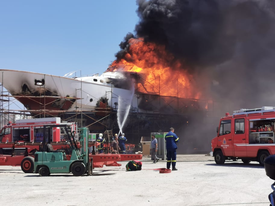 Σύρος : Φωτιά και έκρηξη στον Ταρσανά