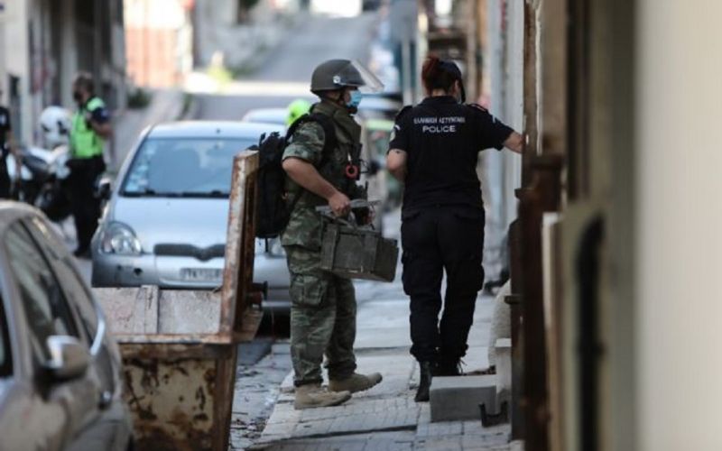 Εξάρχεια : Χειροβομβίδα εντοπίστηκε σε πατάρι διαμερίσματος