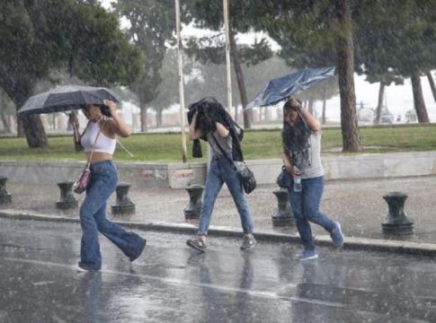 Καιρός : Ισχυρά καιρικά φαινόμενα στην Αττική το μεσημέρι – Βελτίωση από Κυριακή